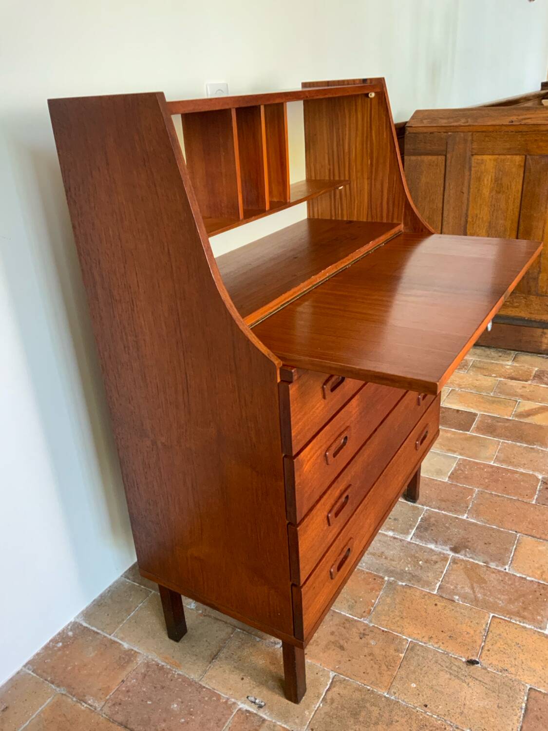 Scandinavian secretary