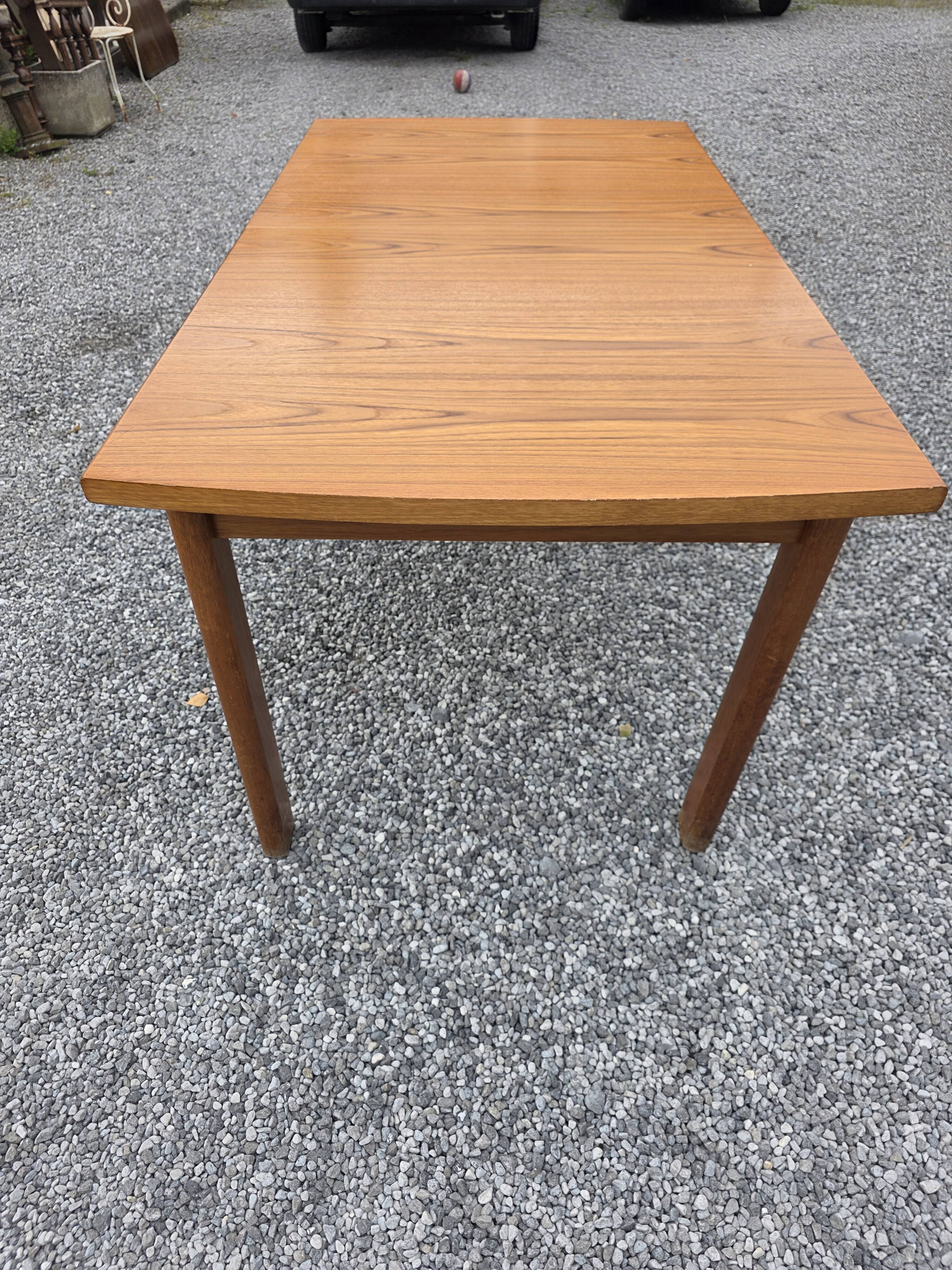 Table scandinave extensible en teck des années 60