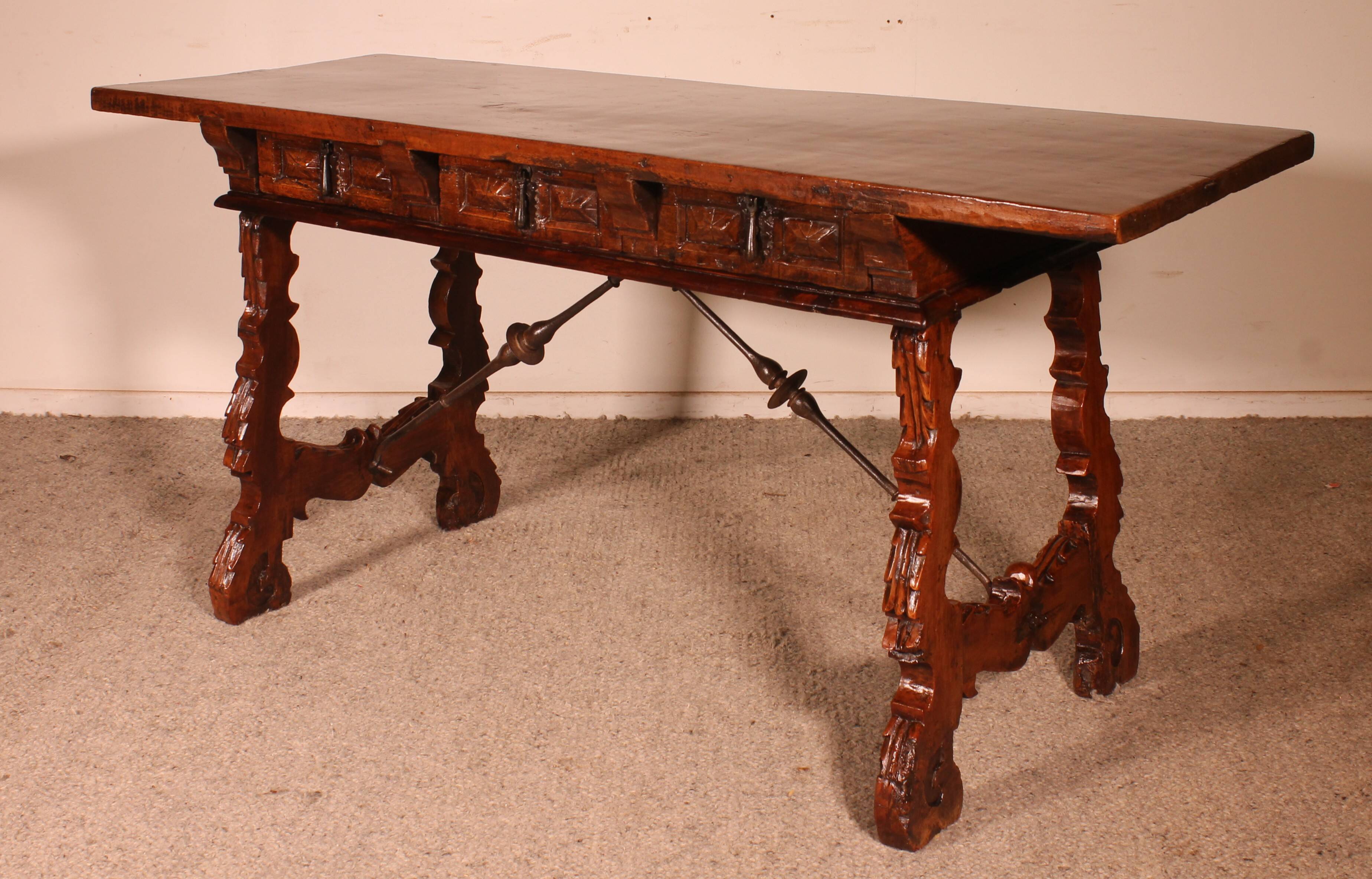 Spanish walnut console - 17th century