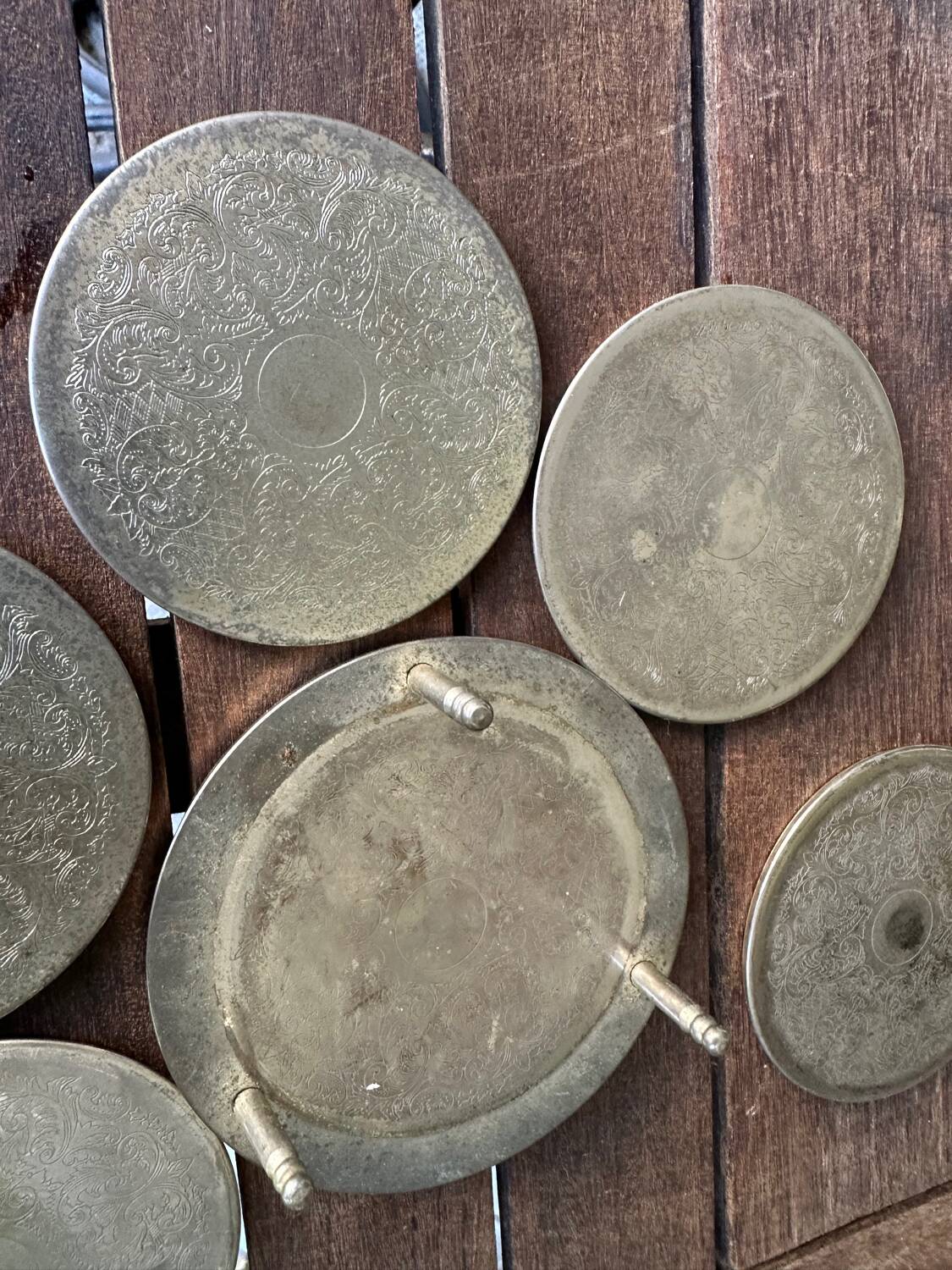 Lot de 5 sous verres en métal gravé