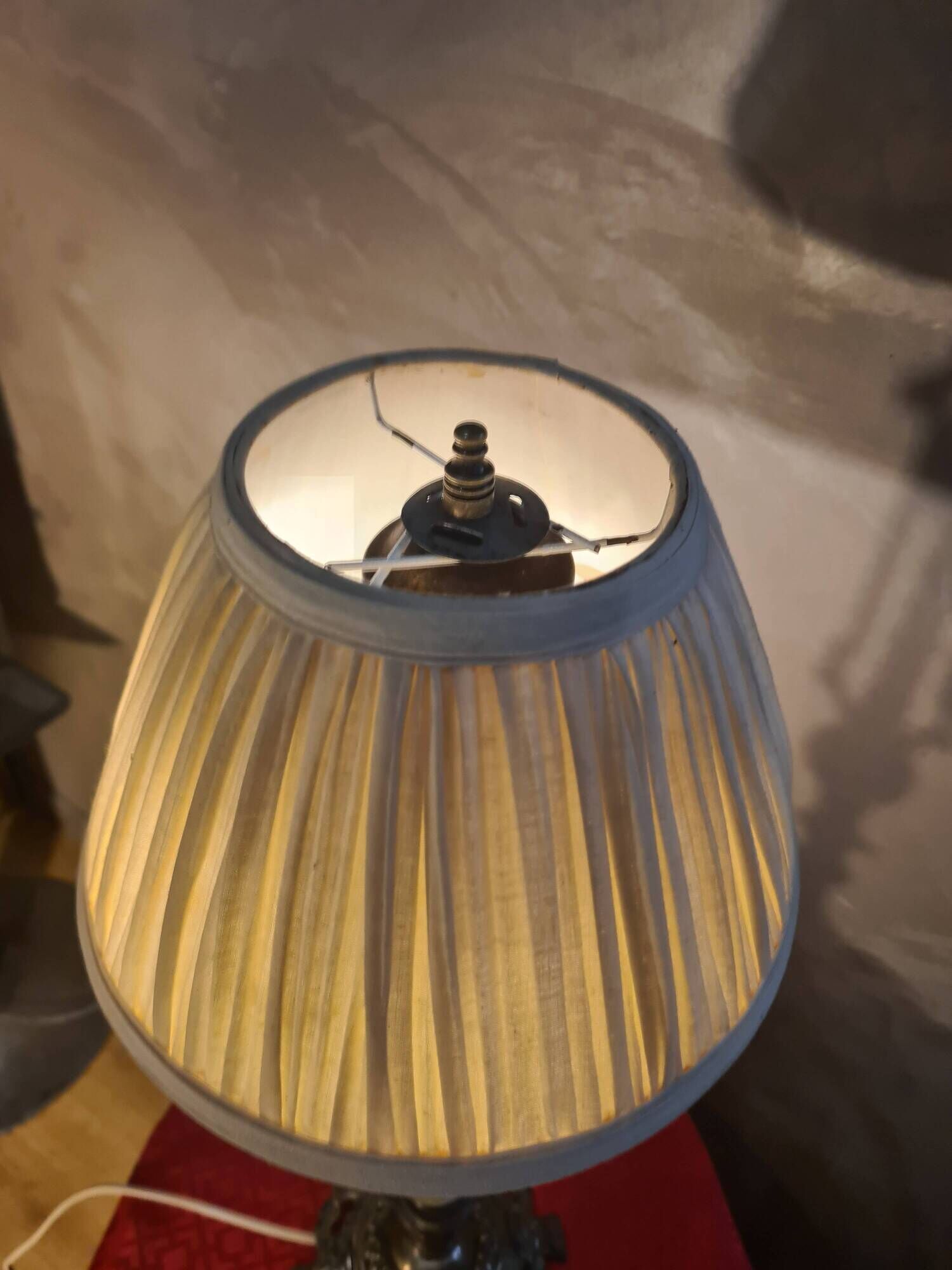 large bronze lamp from 1940 to 1950, glass globes 60x24, electrical in working order with pull switch
