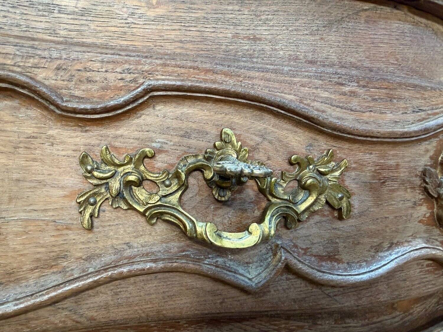 Nîmes Louis XV commode in carved oak