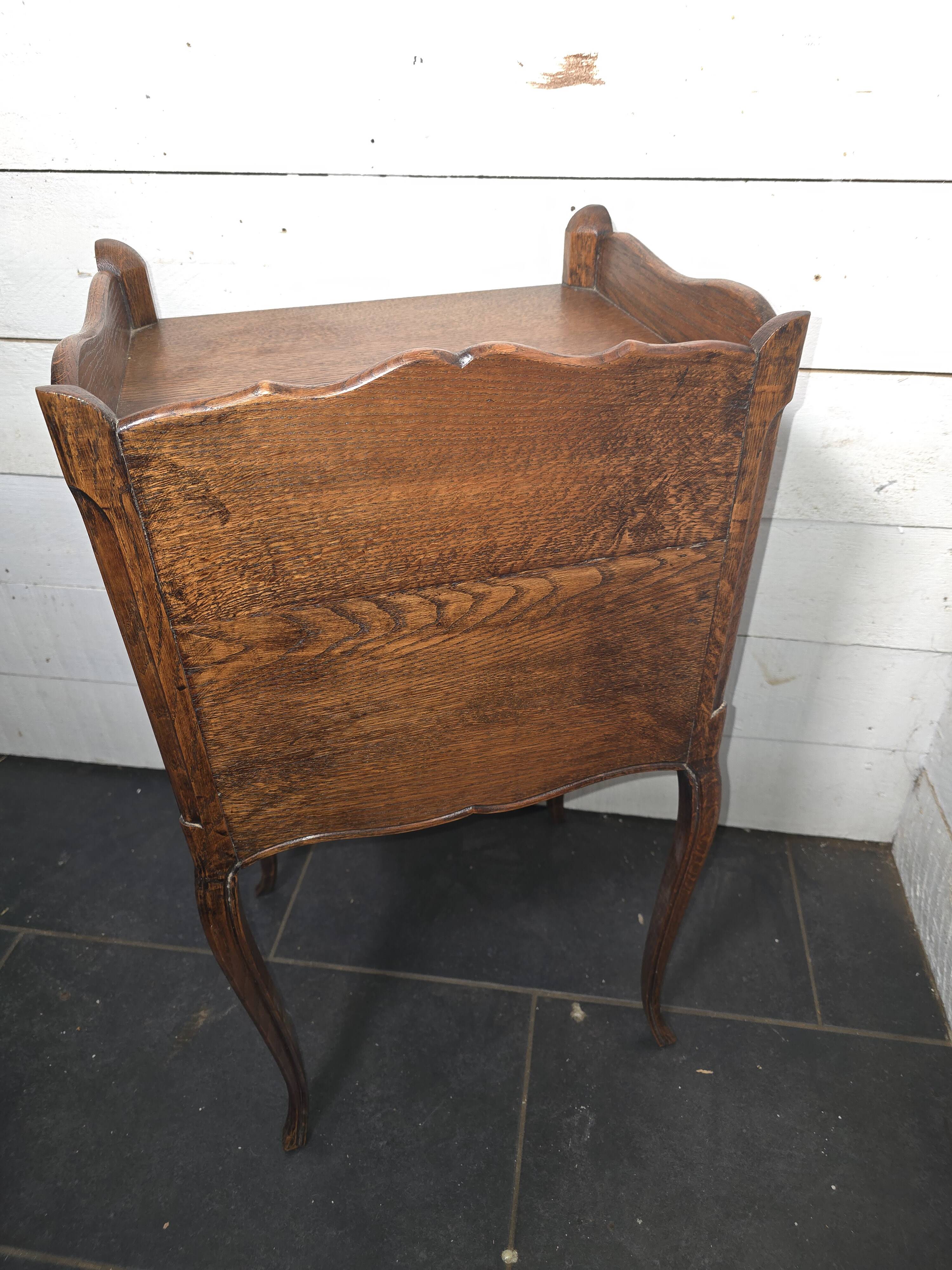 Table de chevet style Louis XV en chêne avec un tiroir