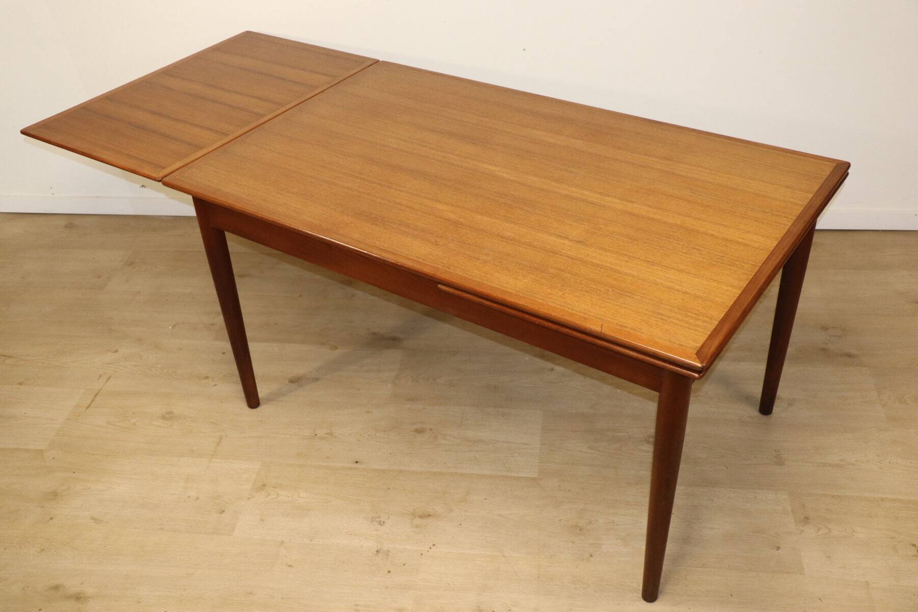 Danish Scandinavian extendable dining table in teak, 1960.