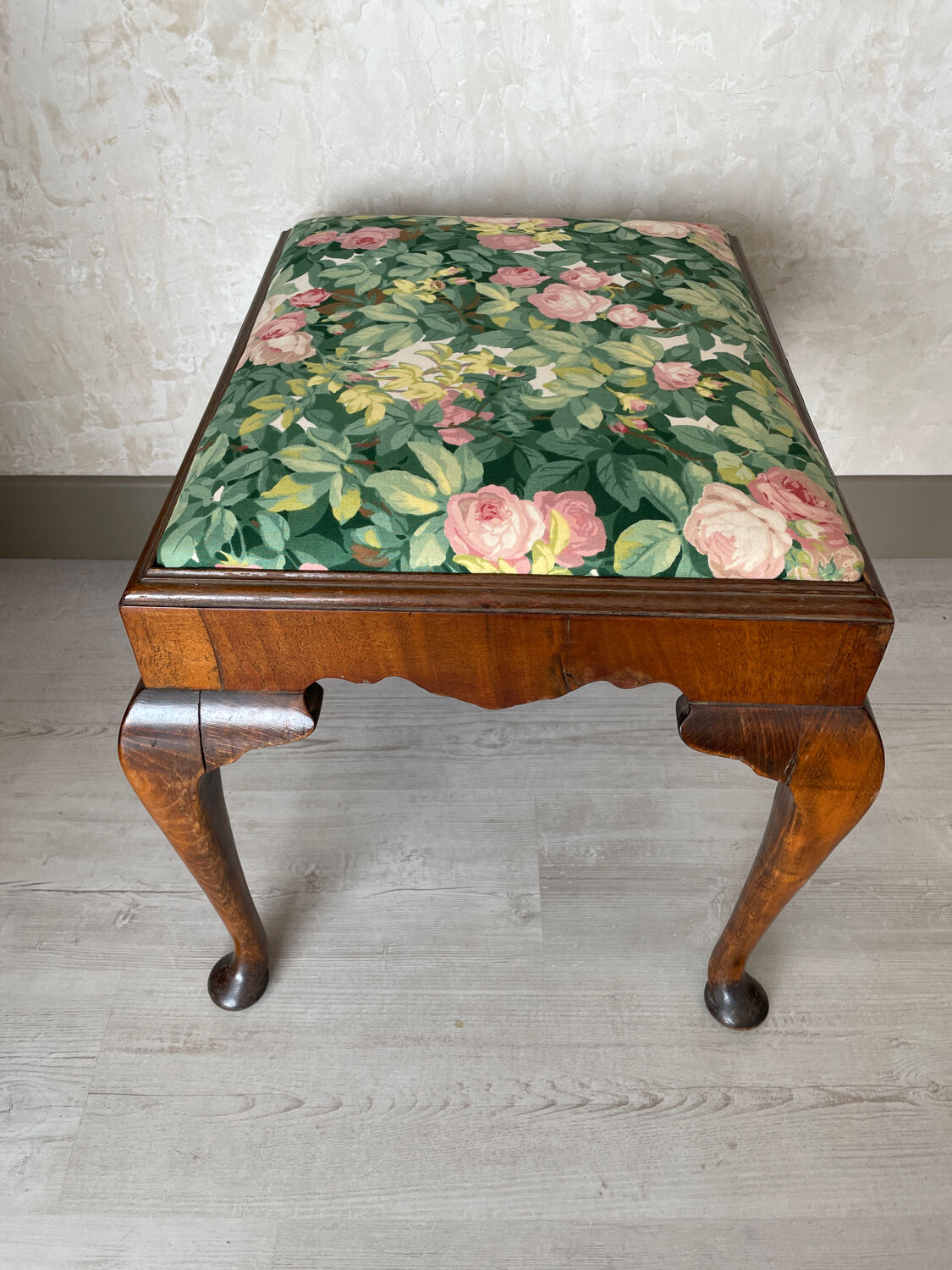 Wooden stool Chippendale