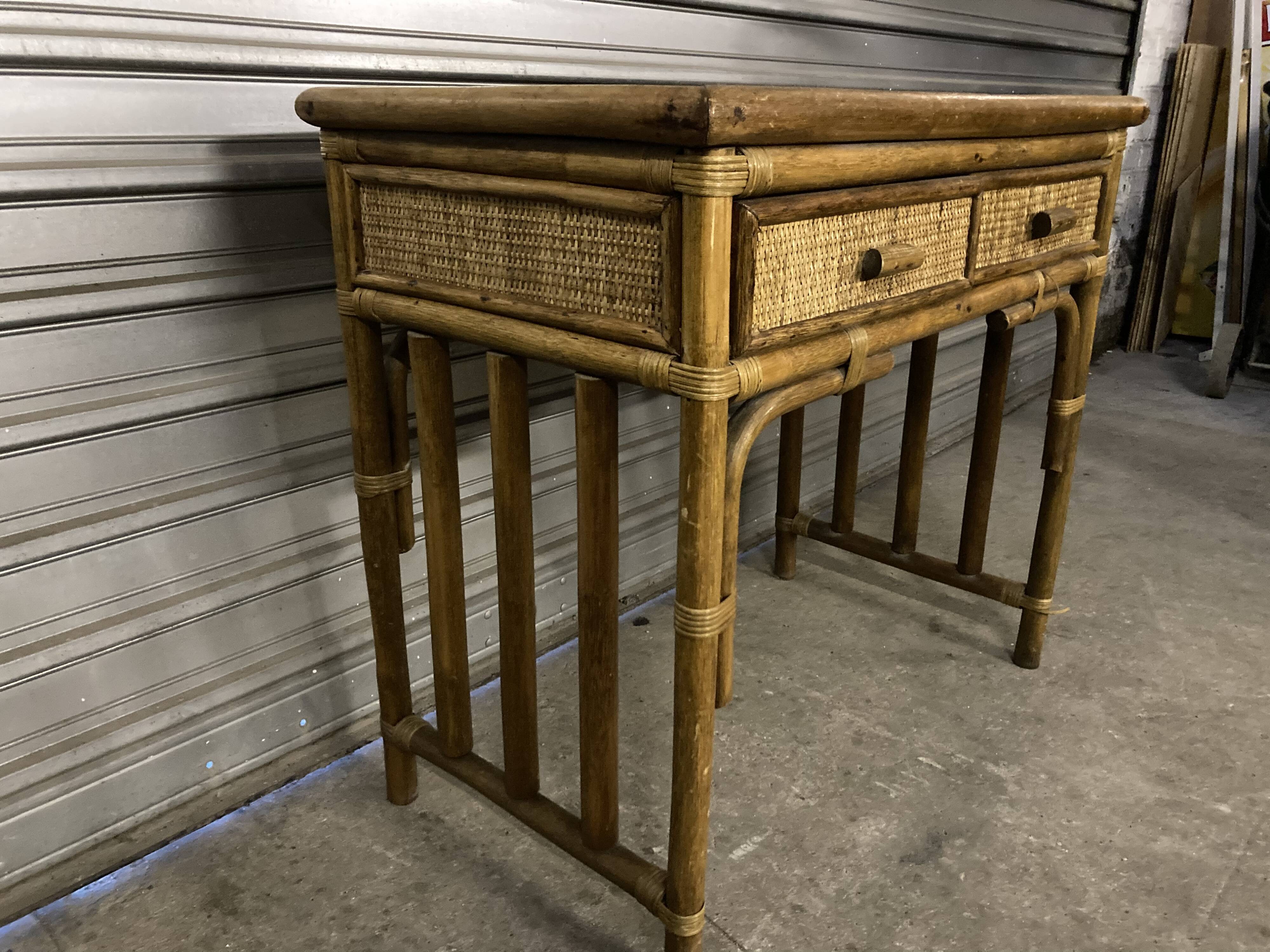 Side table in bamboo and wicker