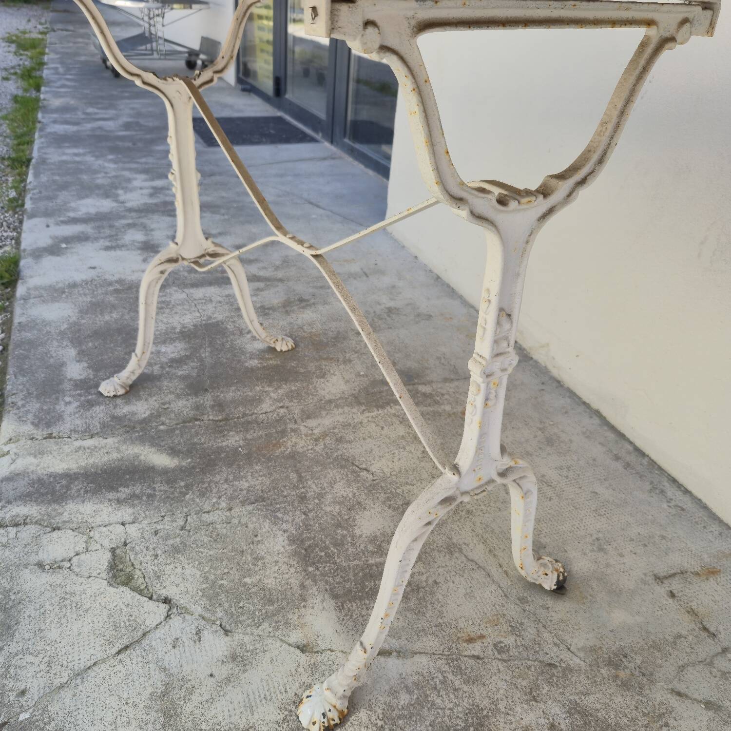 Table de bistrot ancienne en bois aérogommé et fonte