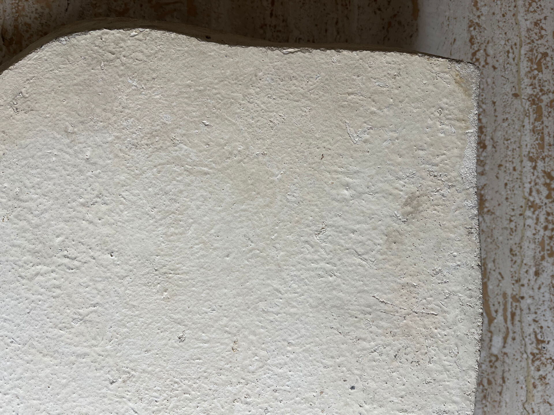 Bas-relief en plâtre patiné