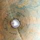 Globe terrestre mappemonde J. Forest pour Girard Barrère et Thomas sur socle en bois, années 50