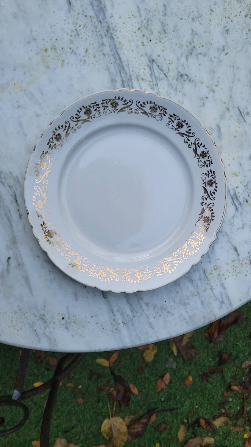 16 flat gold plates from Orchies porcelain