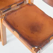 Ensemble de quatre chaises vintage. Bois d'orme et cuir. Maison Regain 70s