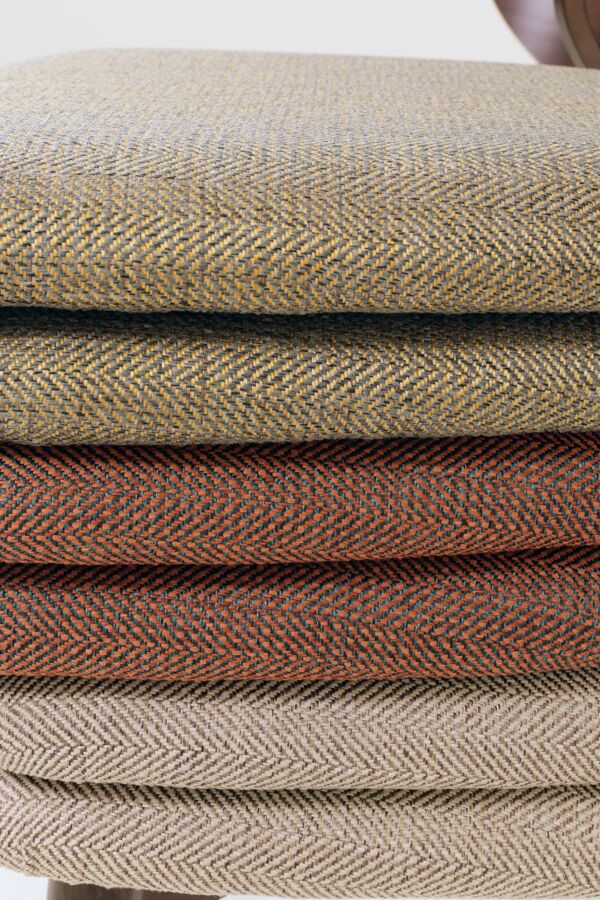 Ensemble de 4 chaises de salle à manger modernes en bois de hêtre, tissu en chevrons jaune.