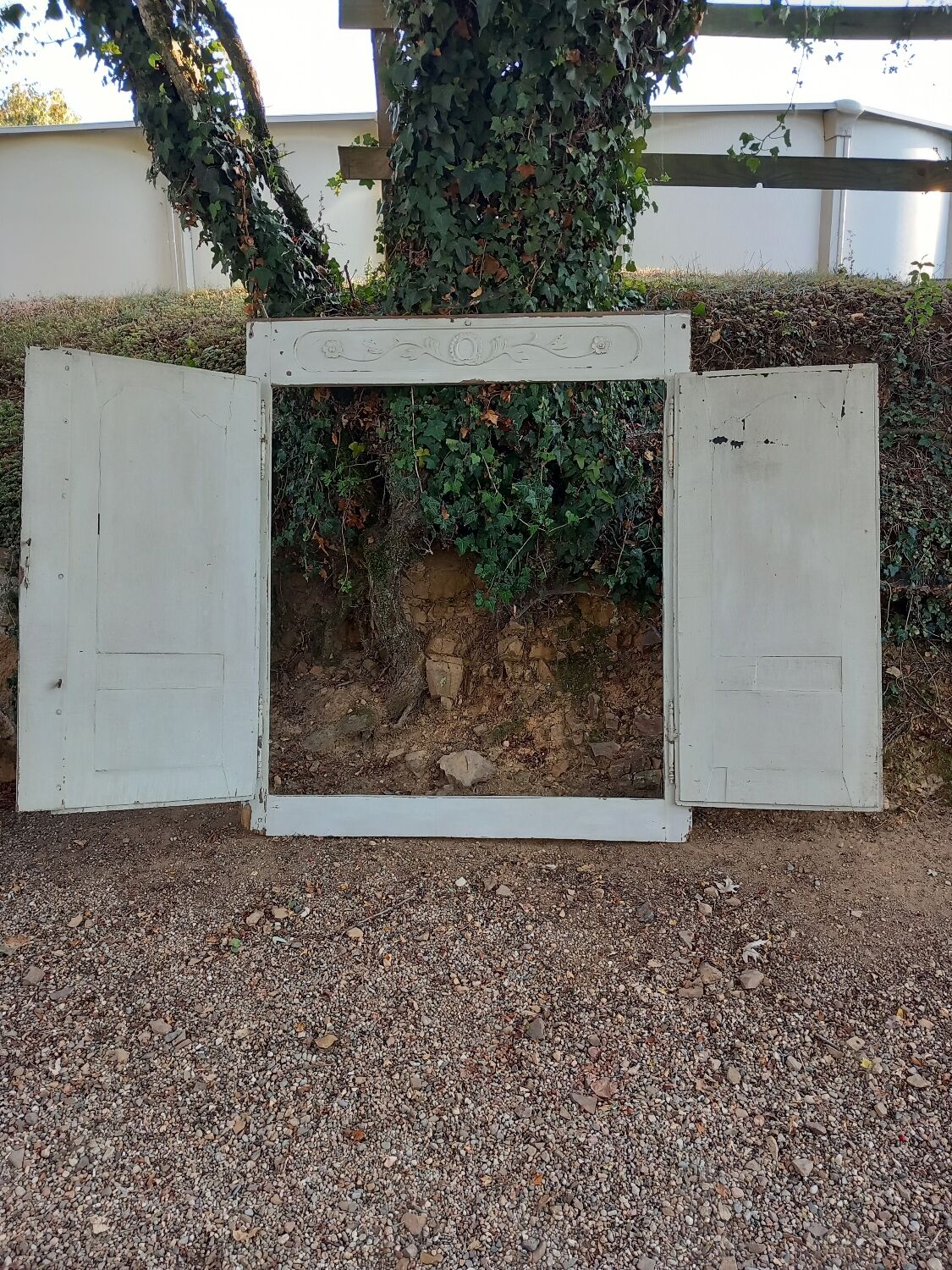2 portes de placard anciennes en bois avec chassis