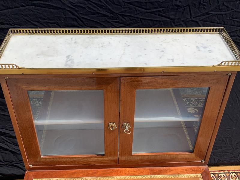 Happiness of the day in Louis XVI-era mahogany