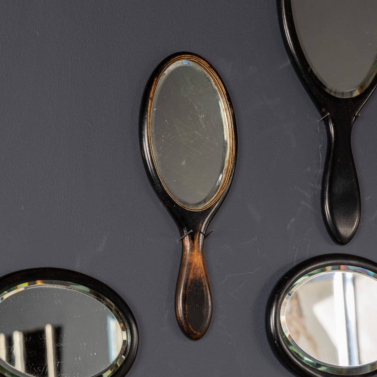 Collection antique du 19ème siècle de vingt-cinq miroirs à main en bois