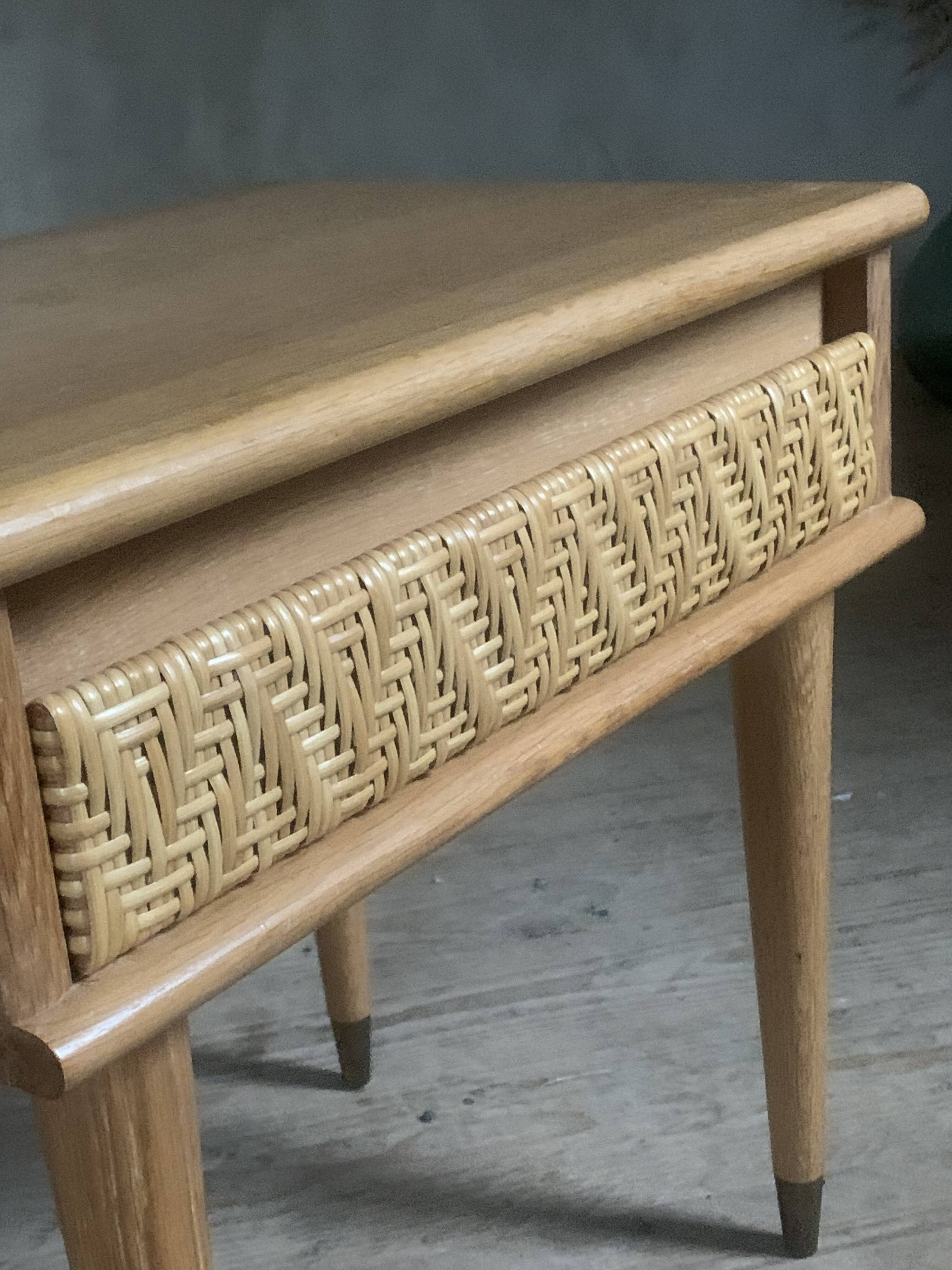 Table de Chevet vintage en chêne et rotin
