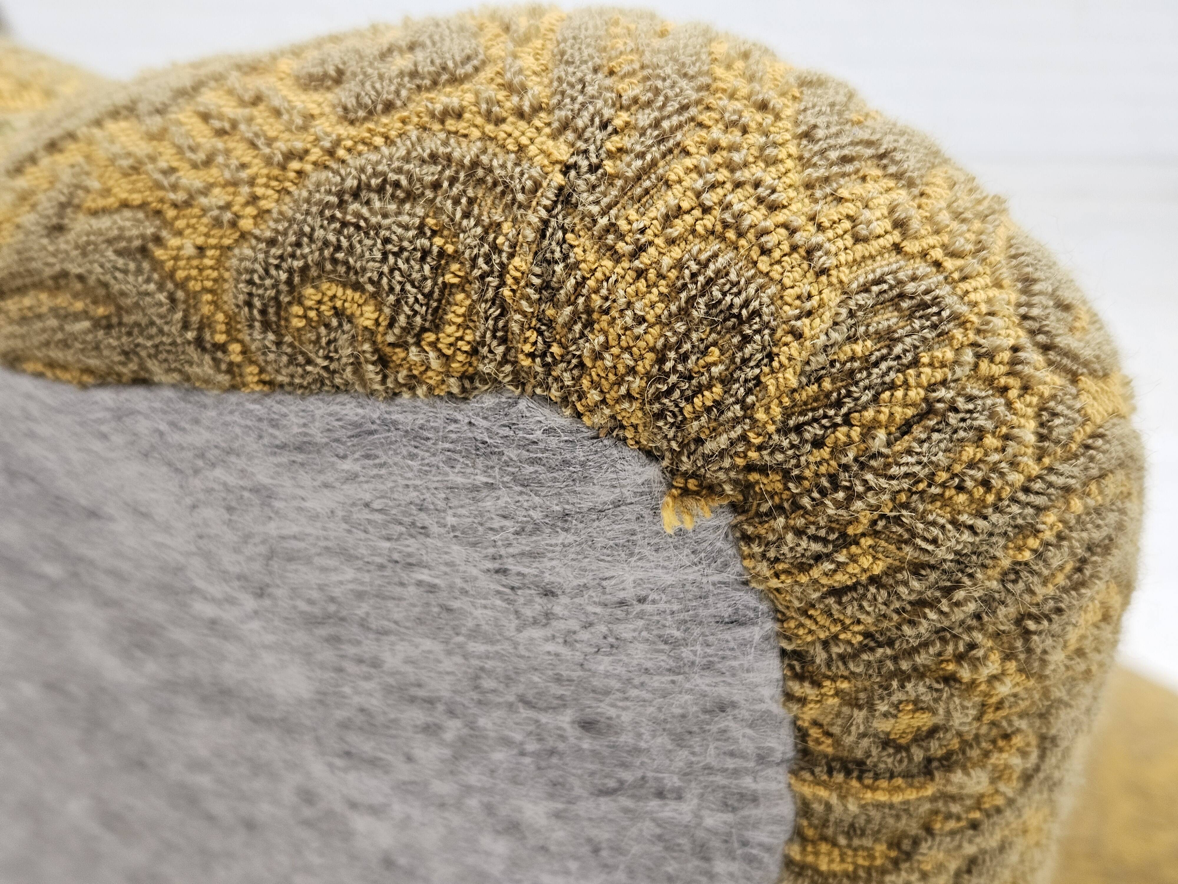 Années 1950-60, canapé danois 3 places, état d'origine, coton/laine, bois de hêtre.