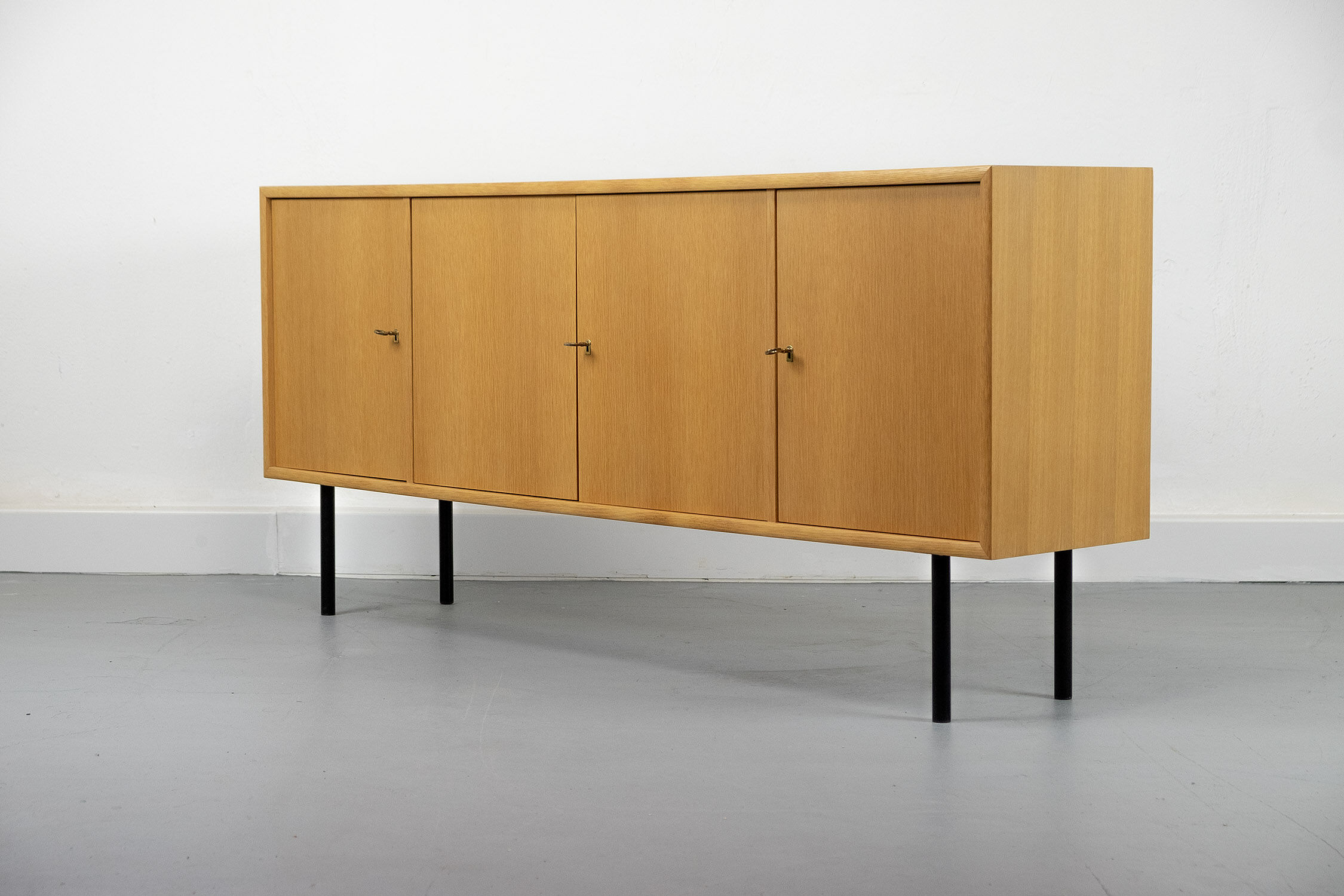Enfilade en chêne clair du milieu du siècle de Wk Möbel années 1970