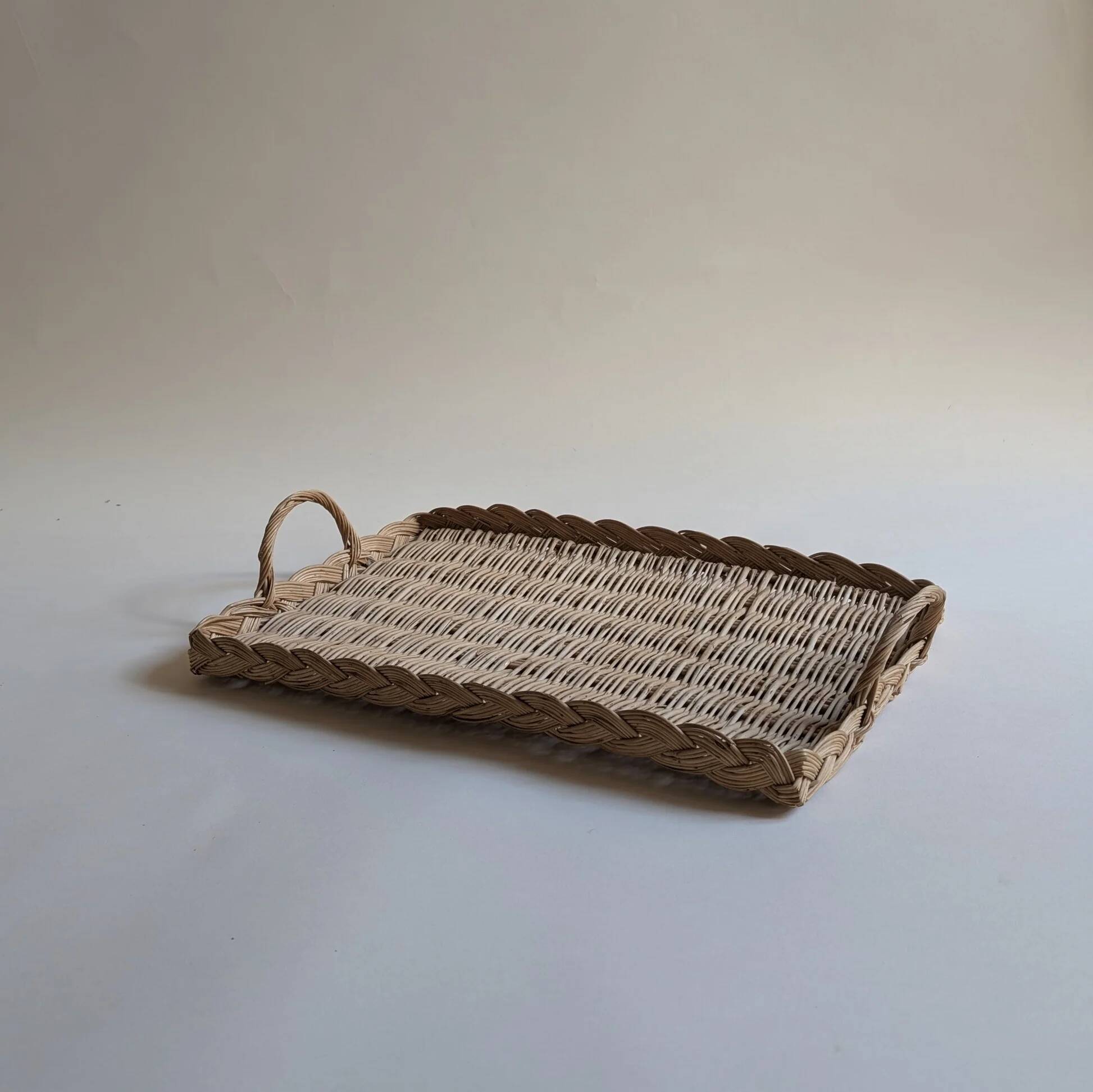 Plateau en osier rectangulaire