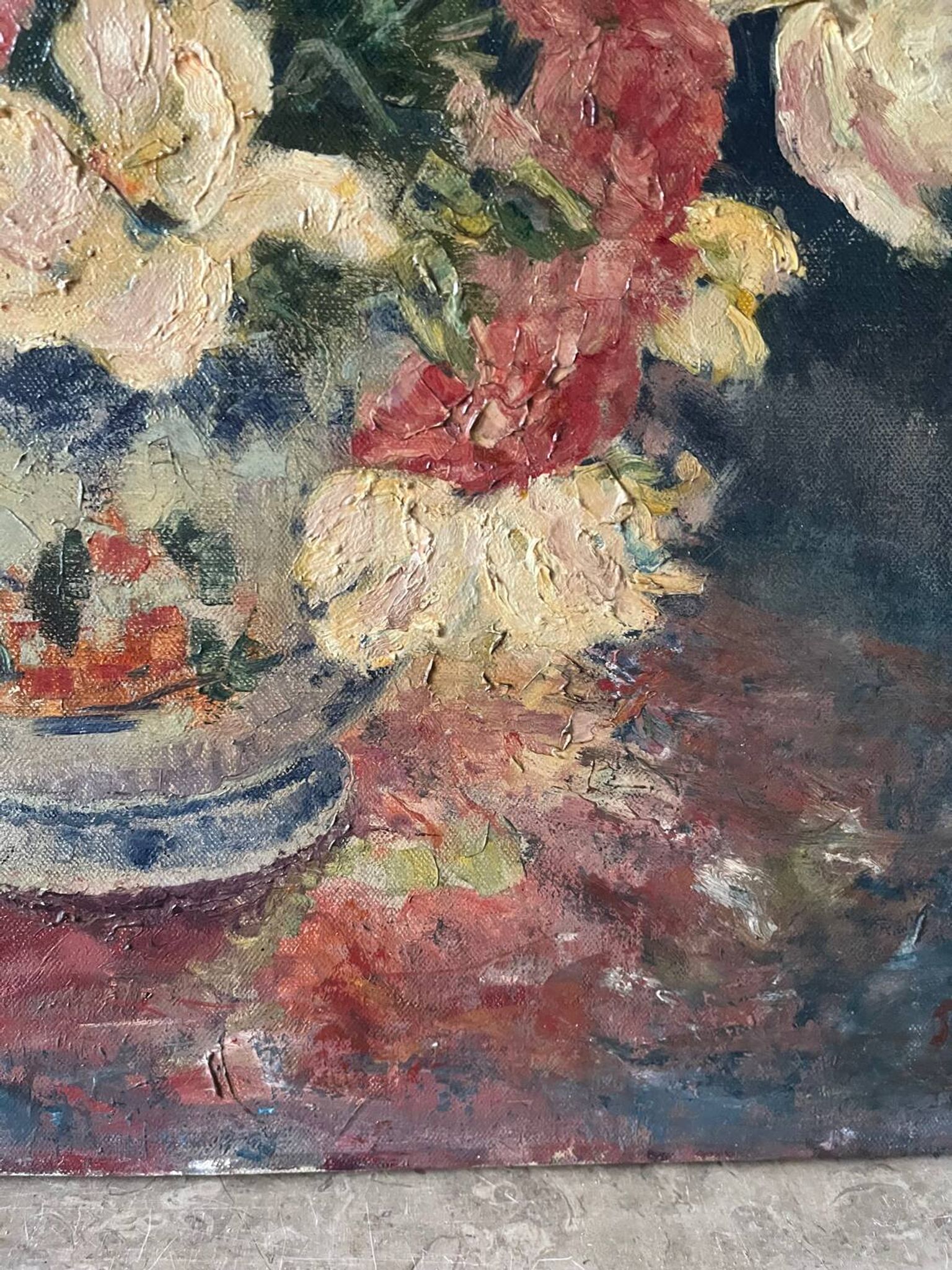 Bouquet d’œillets en vase bleu et blanc, signée