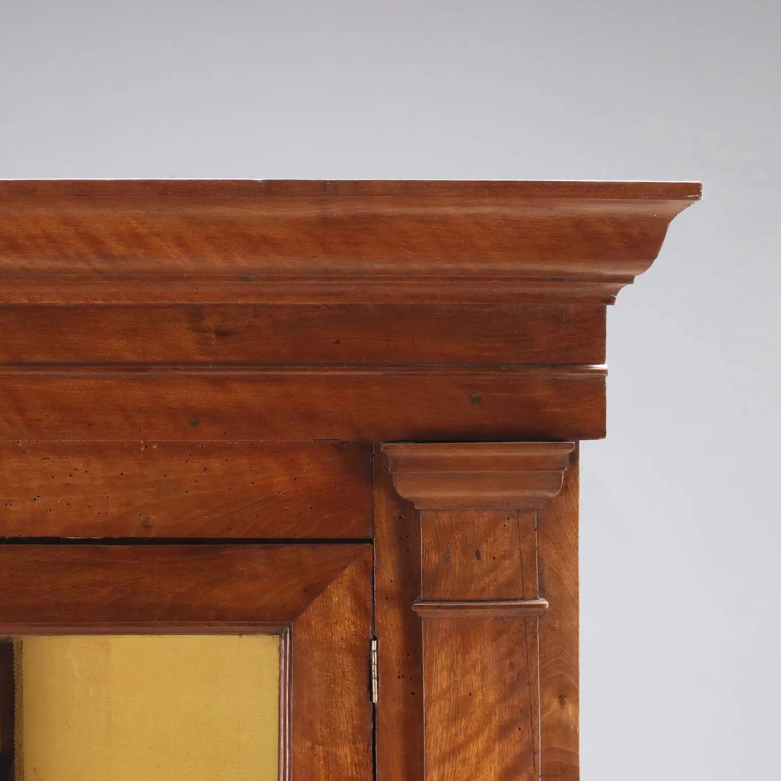 Antique baroque corner cabinet in walnut, Italy, 18th century.