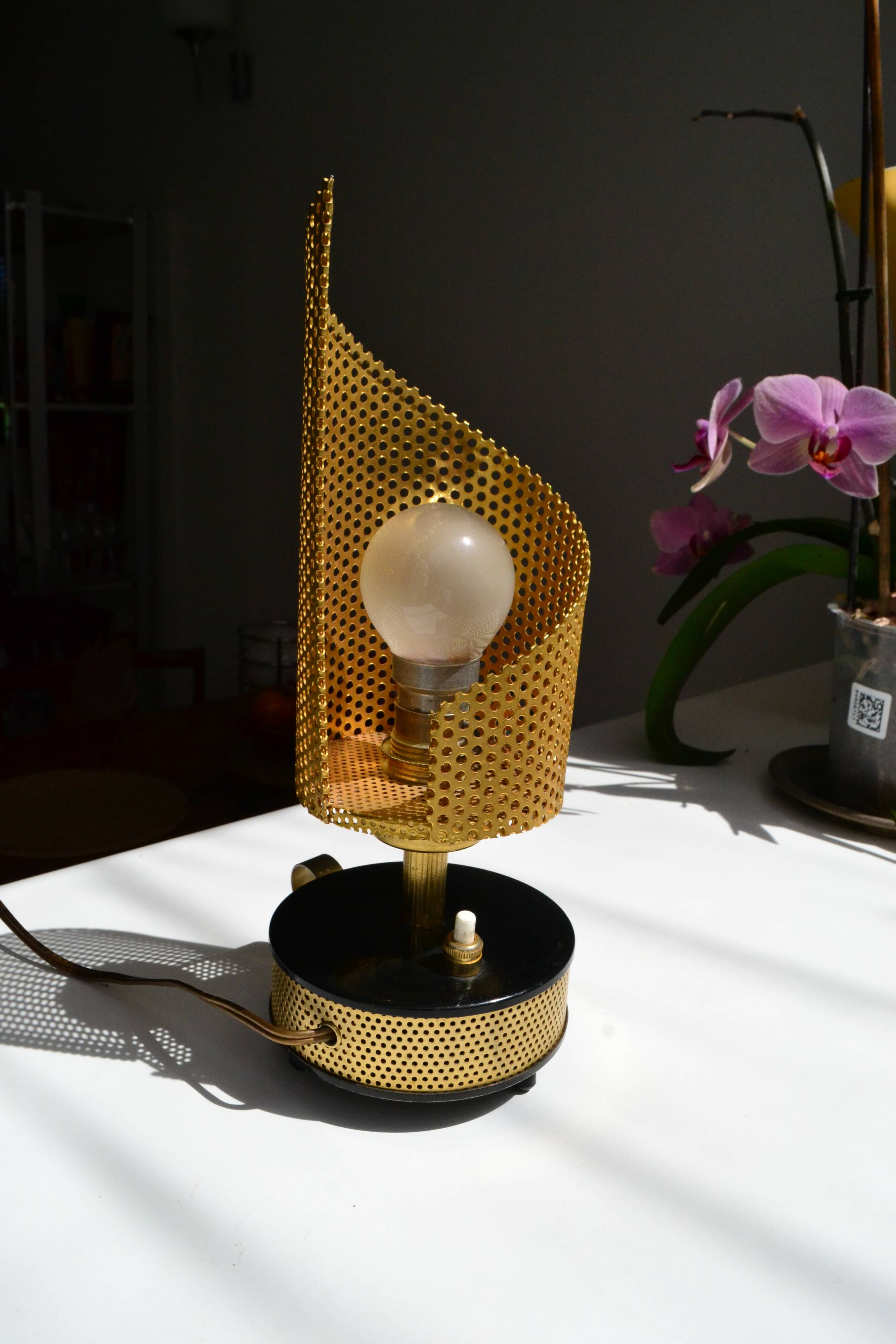 Perforated metal lamp with a 50s-style TV