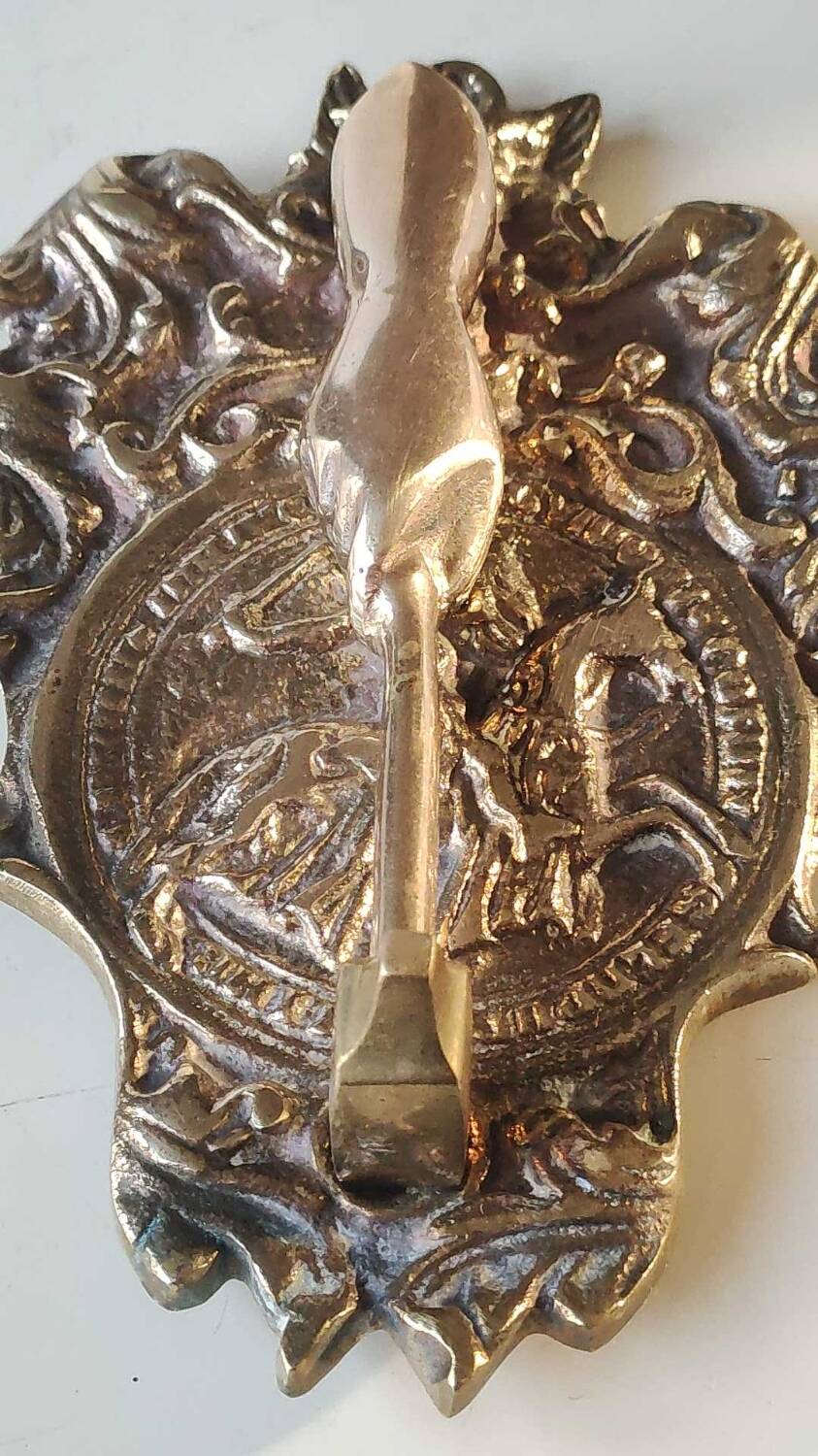 French masonic door knocker/knocker of the templars, in cast bronze. knight medallion, hand with hammer