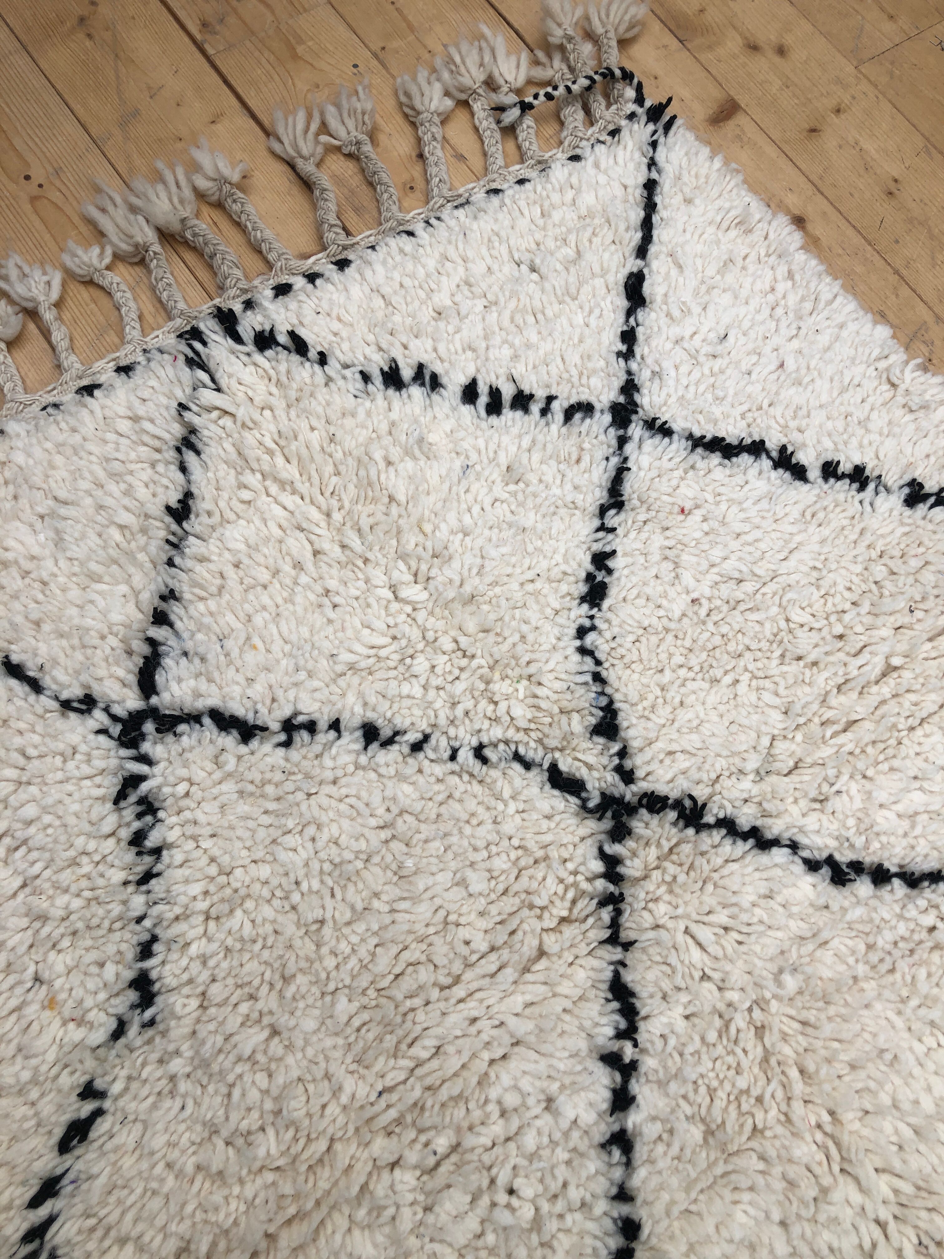 Moroccan Berber carpet Beni Ouarain with black diamonds 1,19x0.97m