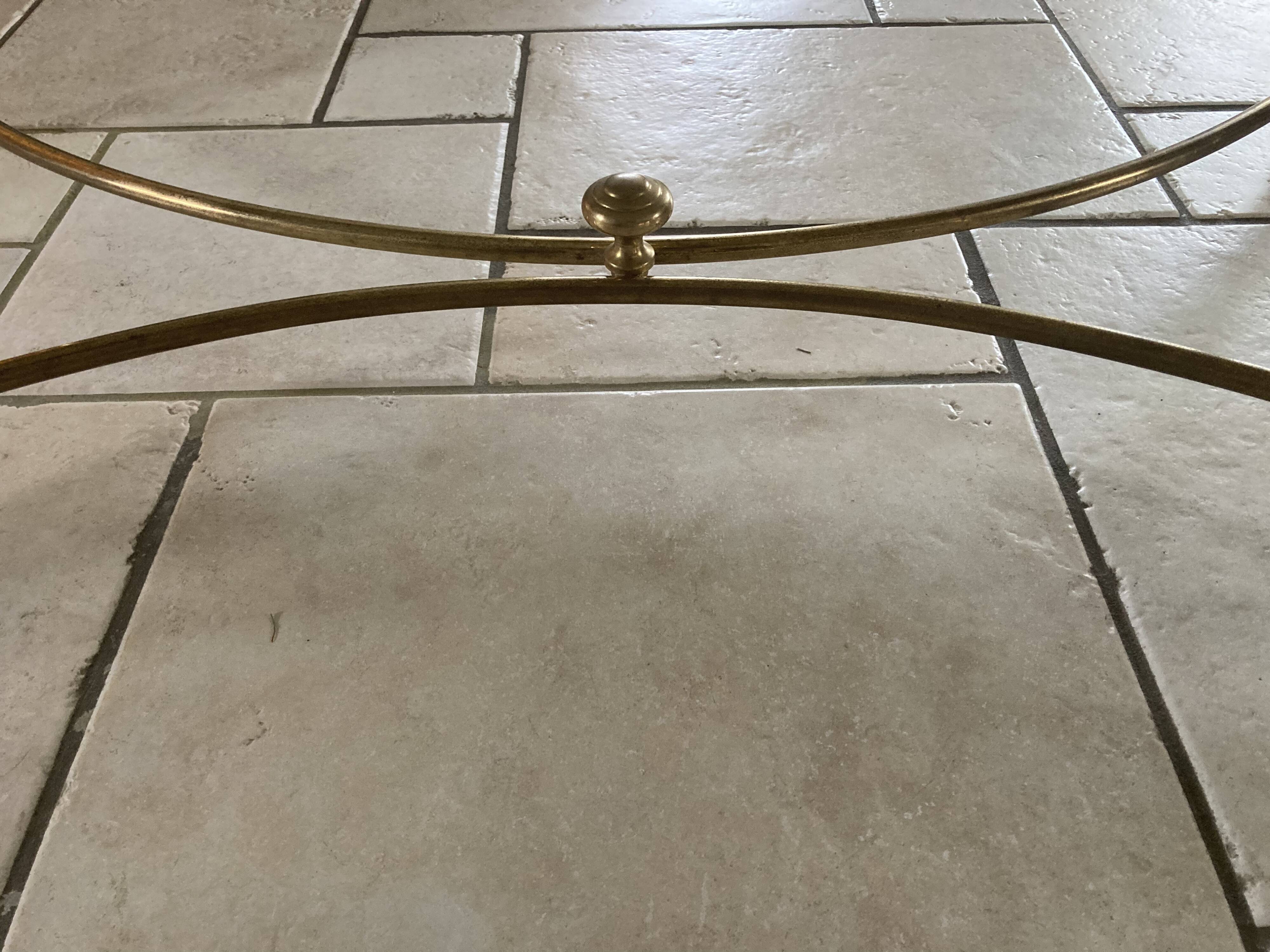 Coffee table in glass and gold metal