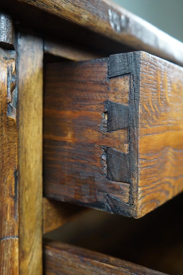 Antique oak chest of drawers with 4 drawers