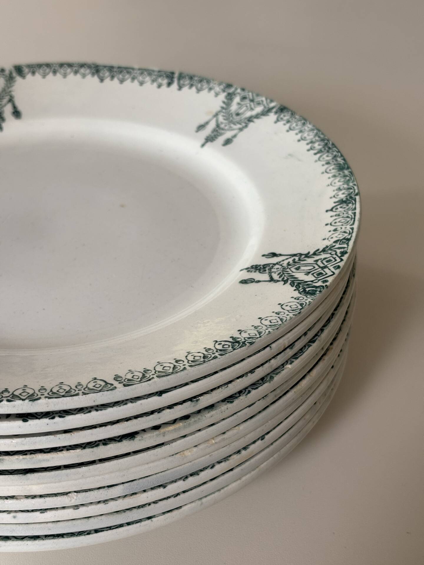 Assiettes plates en faïence ancienne St Amand