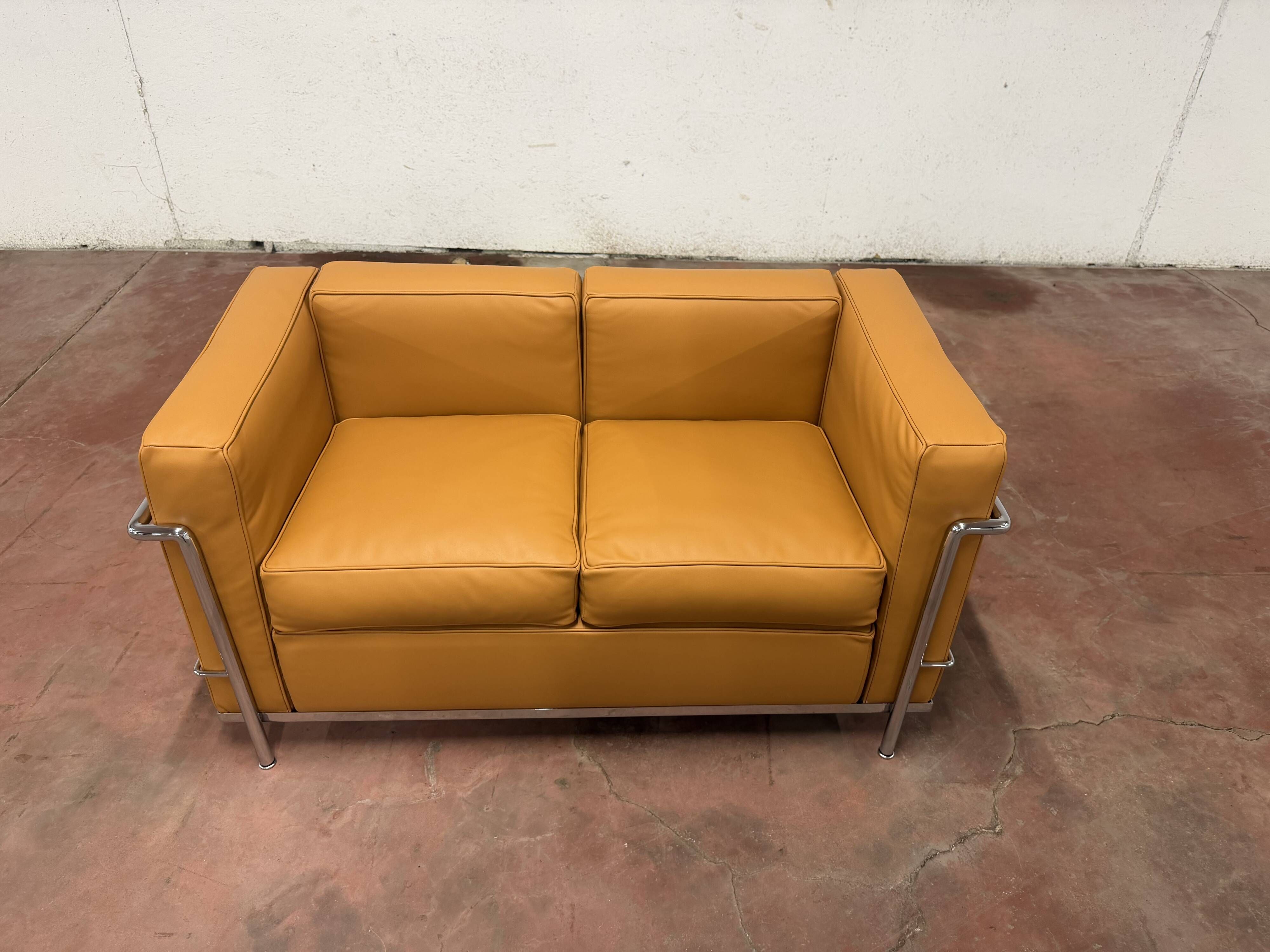 Original Cassina 2-seater Le Corbusier LC2 Cognac Camel leather IN NEW CONDITION!!