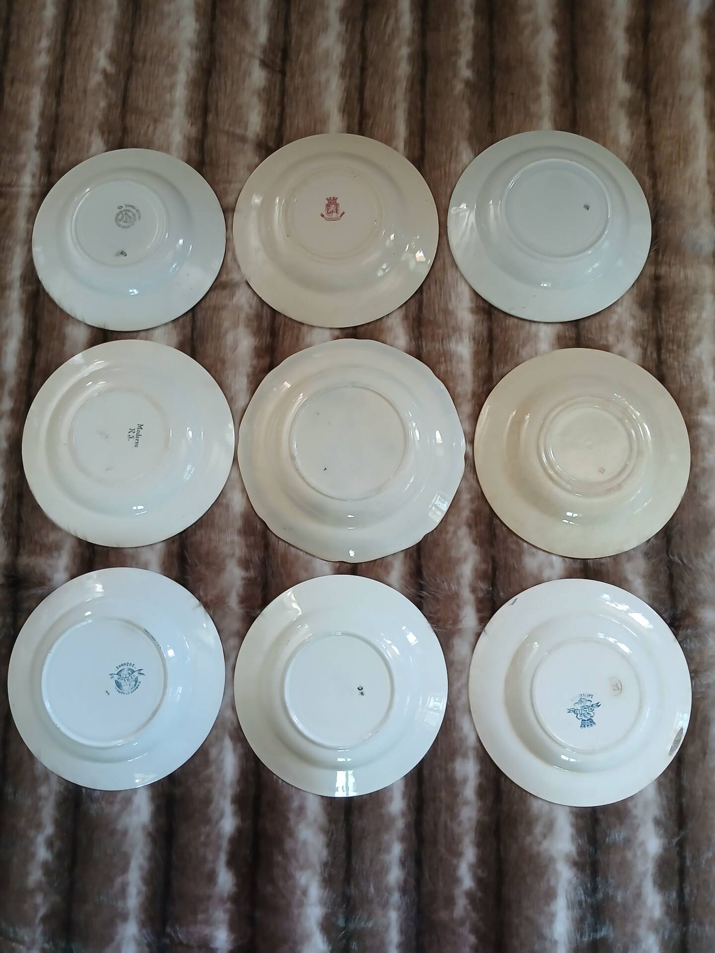 9 assiettes creuses anciennes dépareillées 