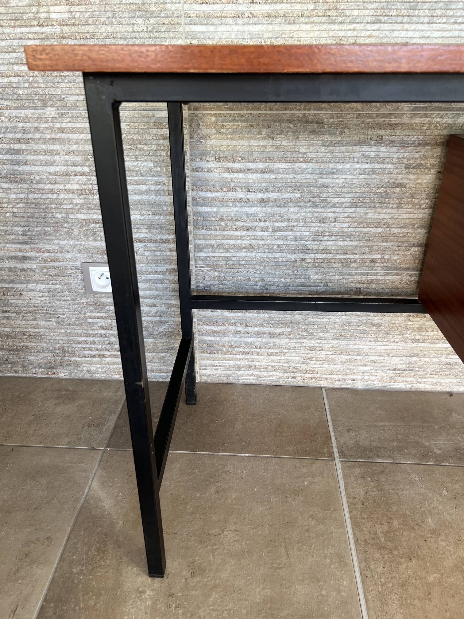 1960s modernist desk in wood and black metal, model CM172 by Paulin for Thonet.
