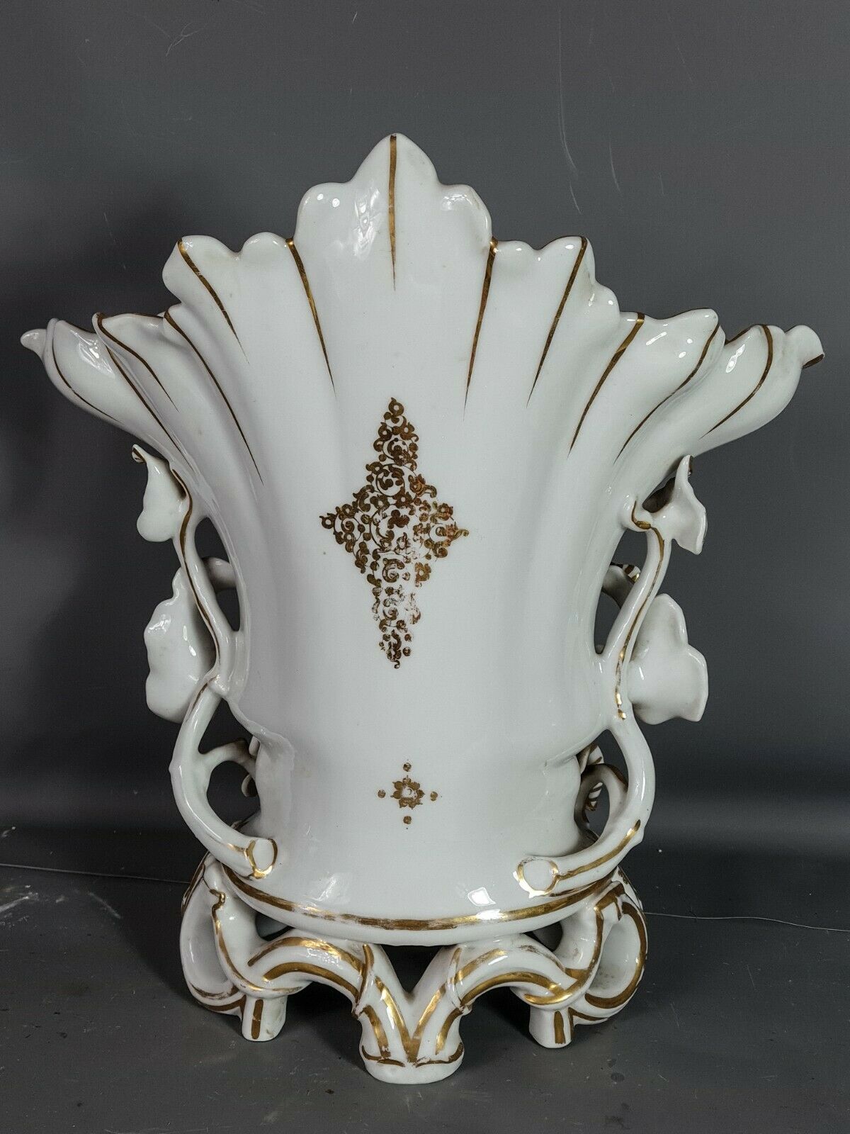 Imposing wedding vase porcelain Vieux Paris around 1830-1850 42x42 cm.