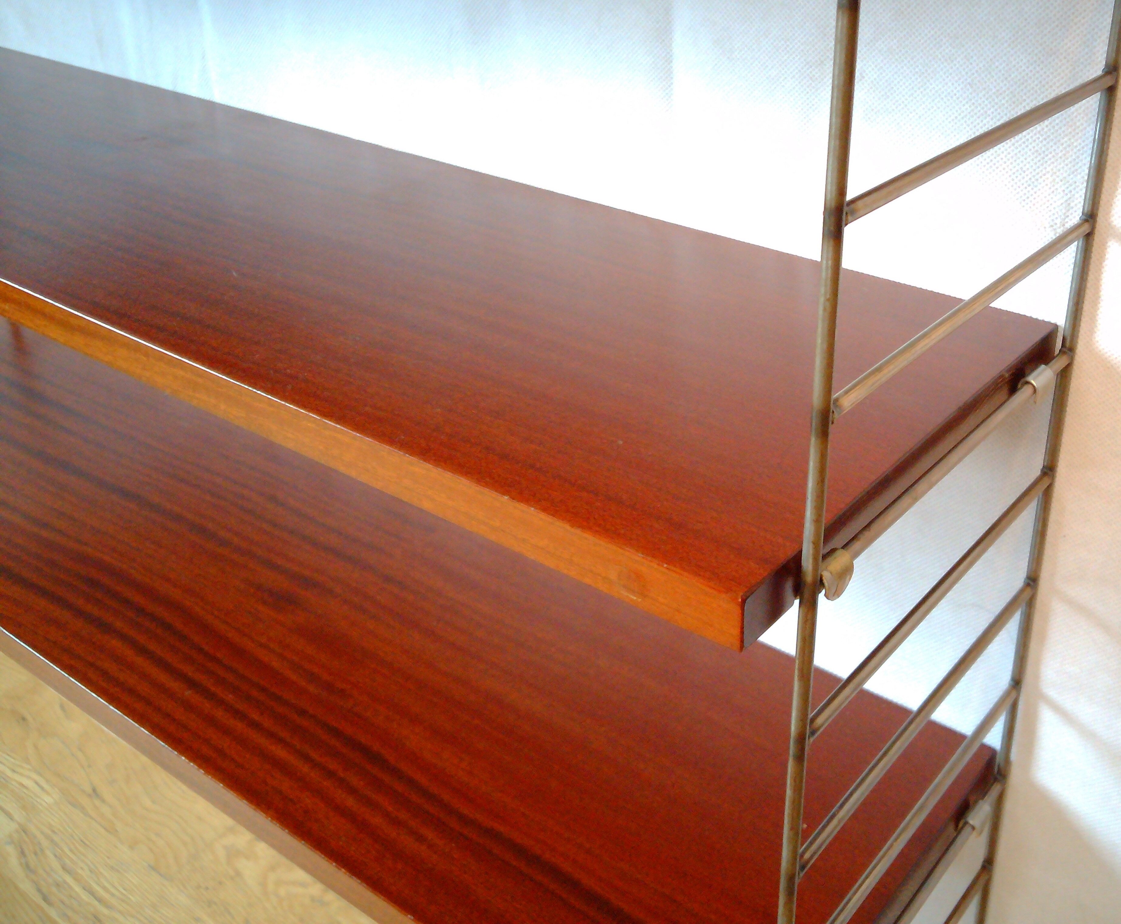 String shelf by Nisse Strinning with three mahogany shelves. Gungrey metal sides.