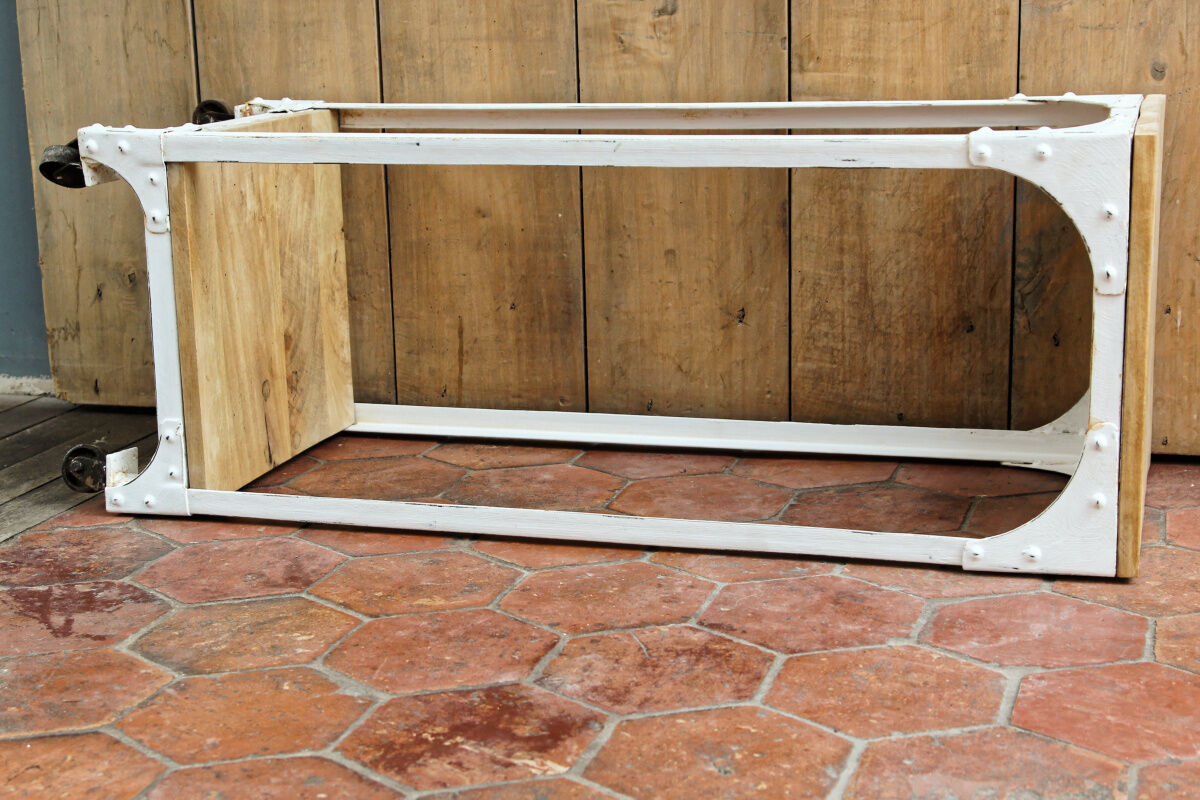 Industrial stele on wheels