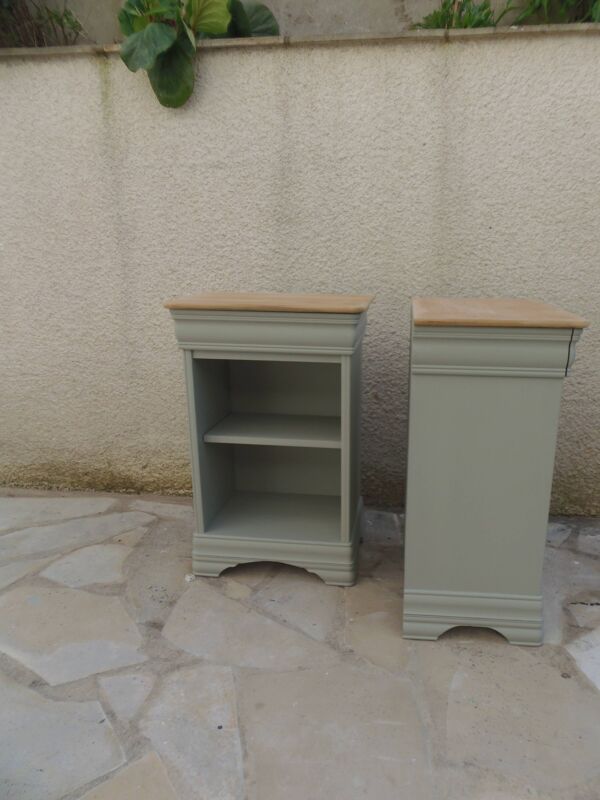 2 chevets style Louis Philippe réenchantés en vert de gris, plateau bois.
