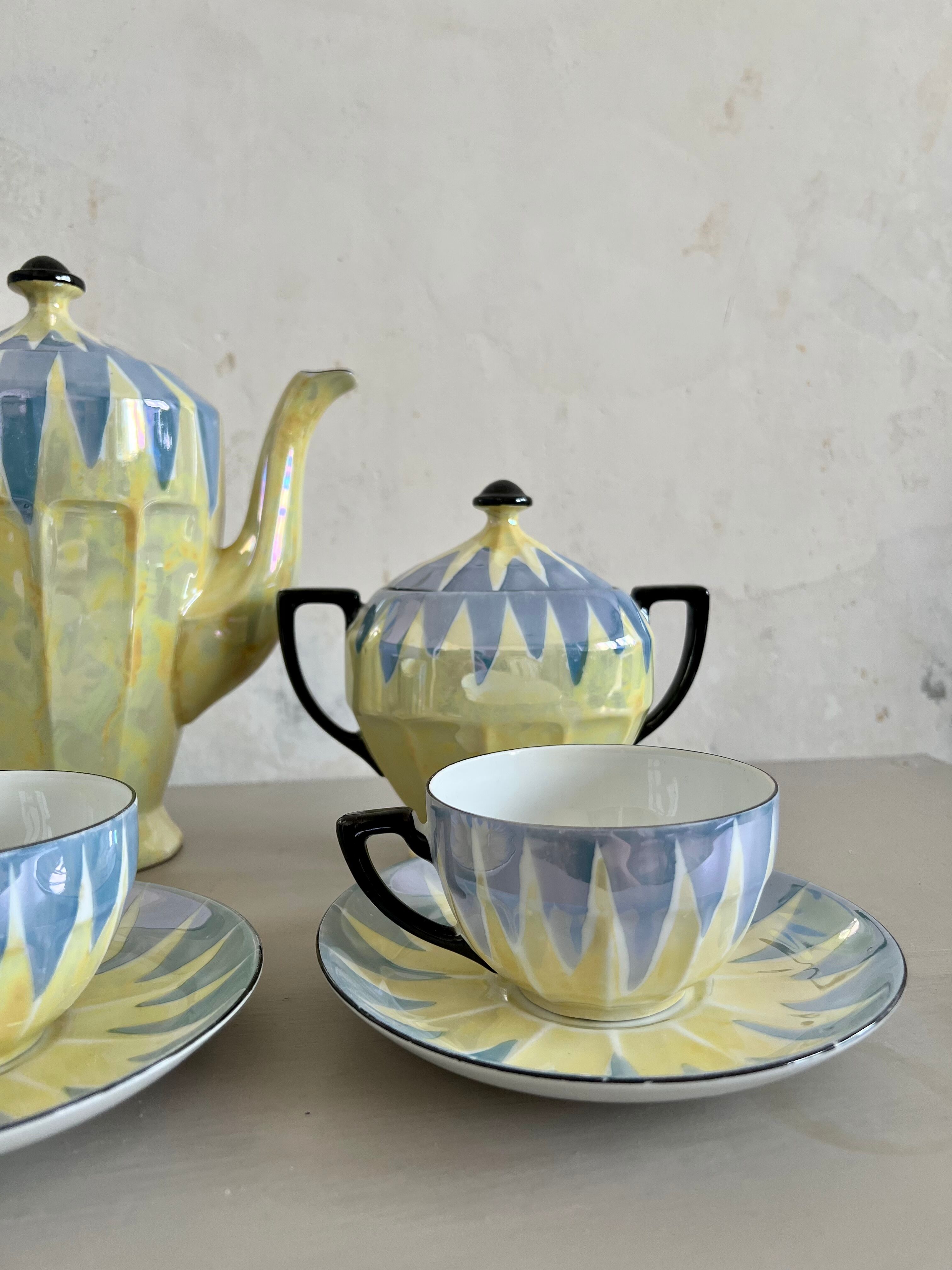 Art Deco coffee set in fine pearlescent porcelain 20s