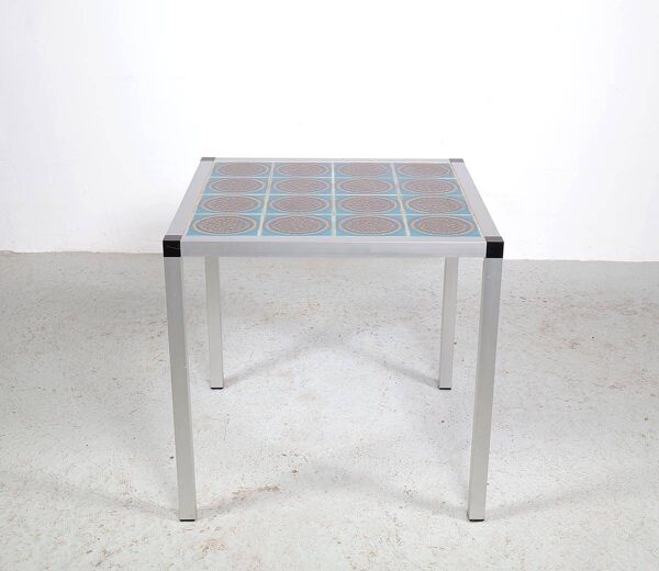 Table d'appoint vintage en métal au design danois avec des carreaux d'une belle couleur aqua fabriquée dans les années 1970. Le F