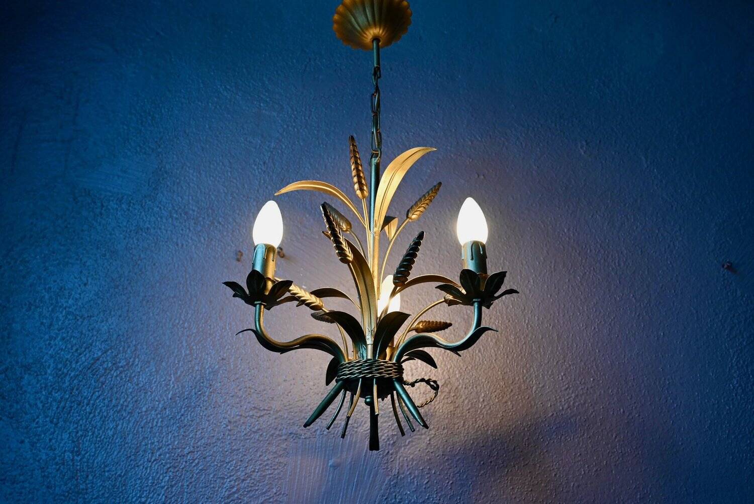 Vintage wheat spike chandelier in gold metal, 3 lights, 1970s Hollywood Regency.