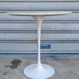 Pedestal table by Eero Saarinen Knoll edition
