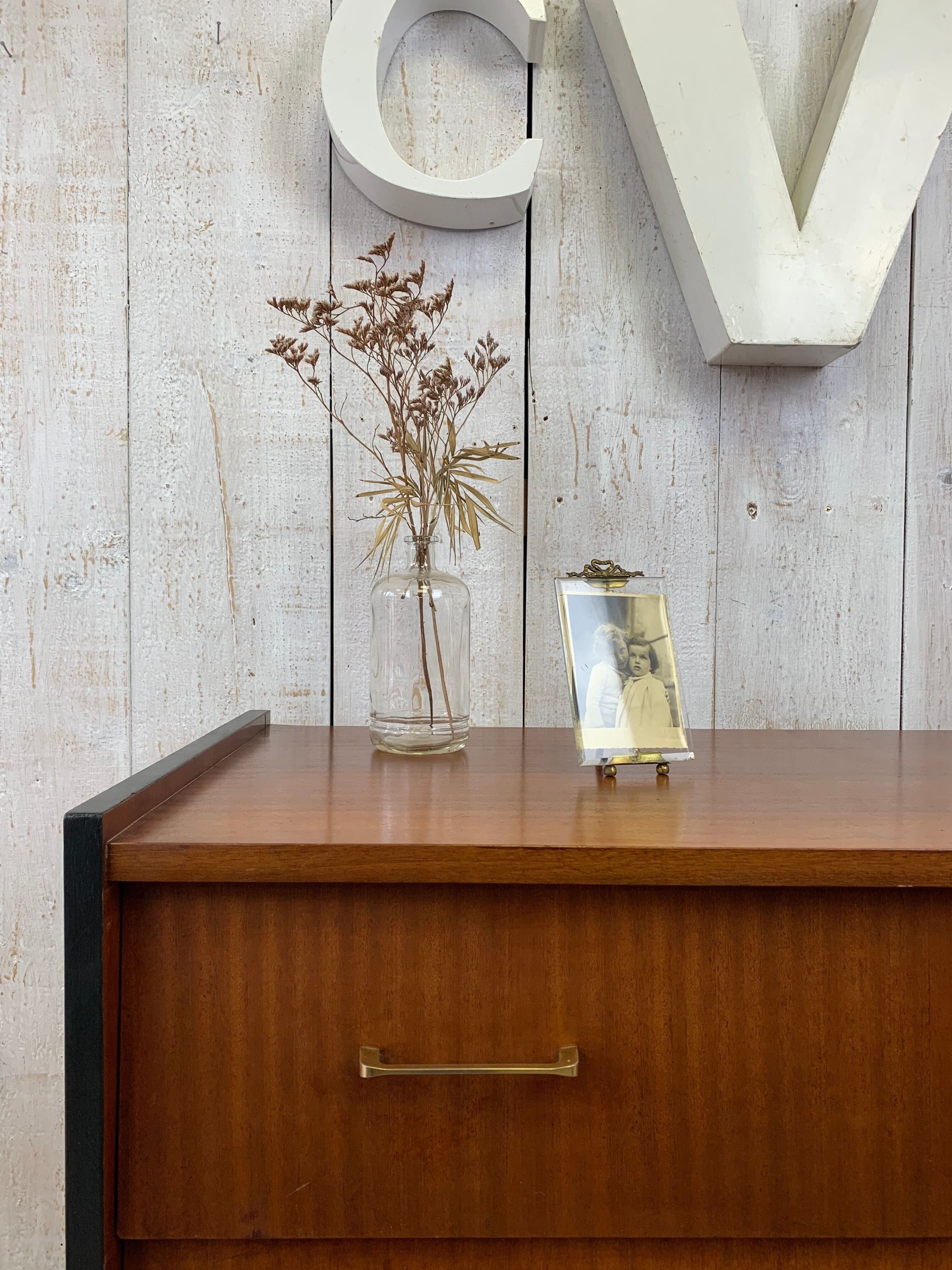 Finned chest of drawers