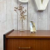 Finned chest of drawers