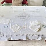 Embroidered tablecloth and 12 vintage napkins