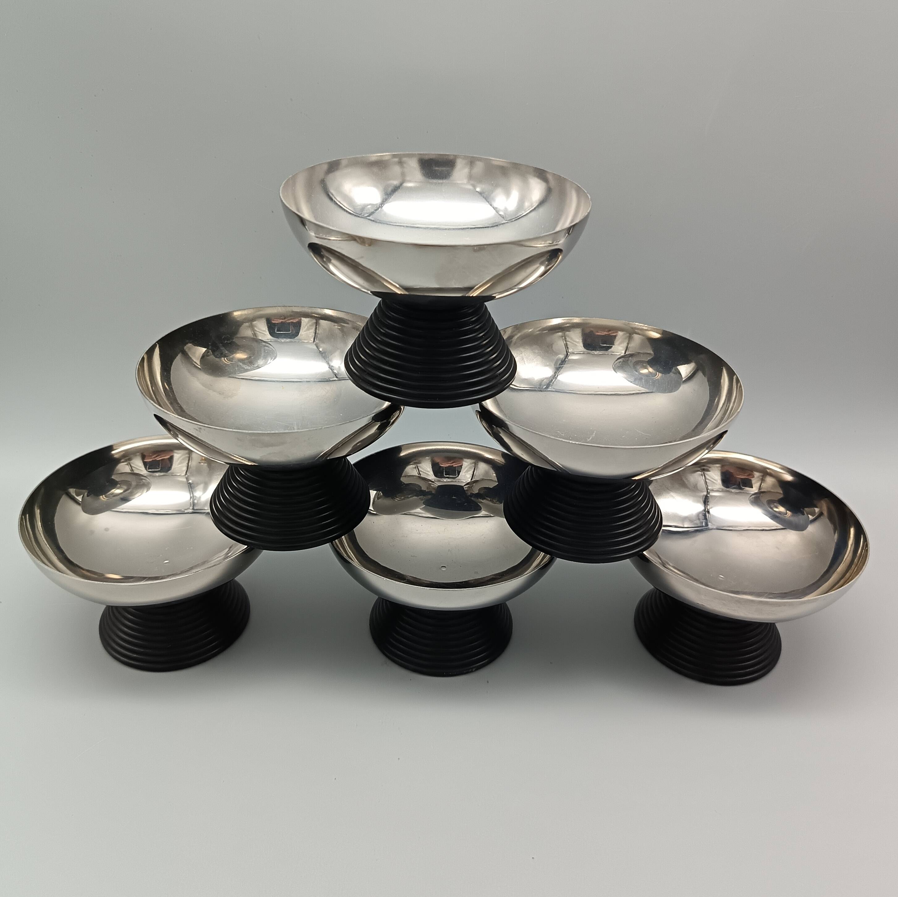 6 coupes à glaces en métal chromé et pieds en plastique noir, design 1970