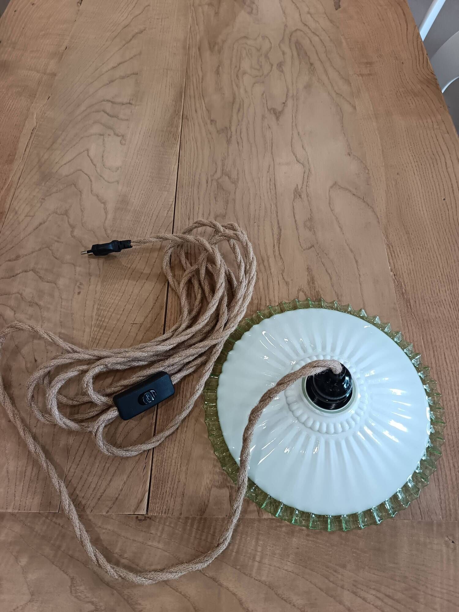 Lampe baladeuse en verre vert pâle et blanc