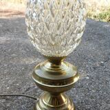 Lampe à poser avec globe en verre ciselé.