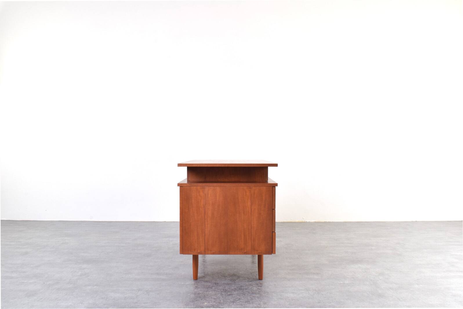 Bureau en teck des années 1960.