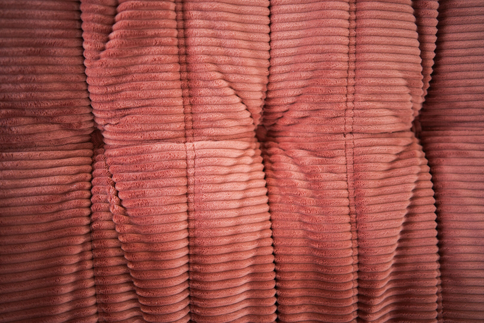 Ensemble de chaise et pouf Togo en velours côtelé framboise